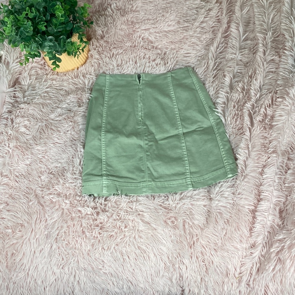 Women’s size 0 sage/light green skirt with zipper 55% cotton wild fable.